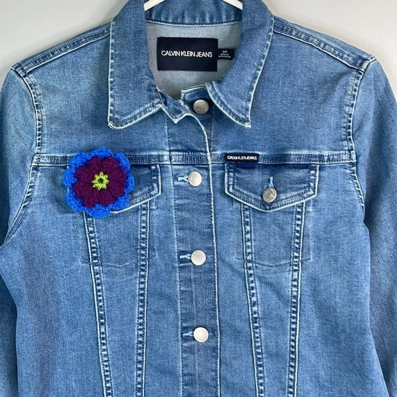 CALVIN KLEIN Blue Light Wash Denim Jean Jacket Crochet Flower Cropped Size S - Picture 3 of 13